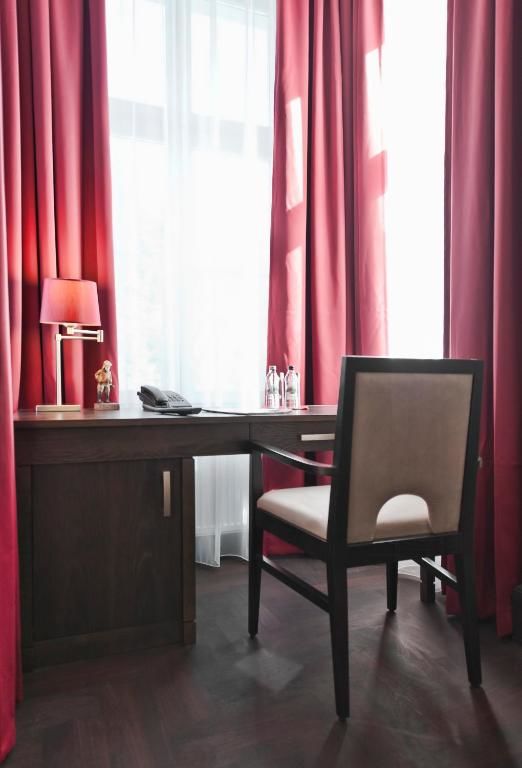 Отель Red Baron Hotel & Restaurant Свидница