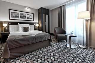 Отель Red Baron Hotel & Restaurant Свидница Двухместный номер «Премиум» с 1 кроватью или 2 отдельными кроватями-1